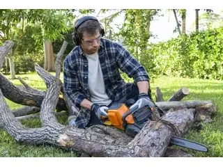 Husqvarna Power Axe 350i with battery charger