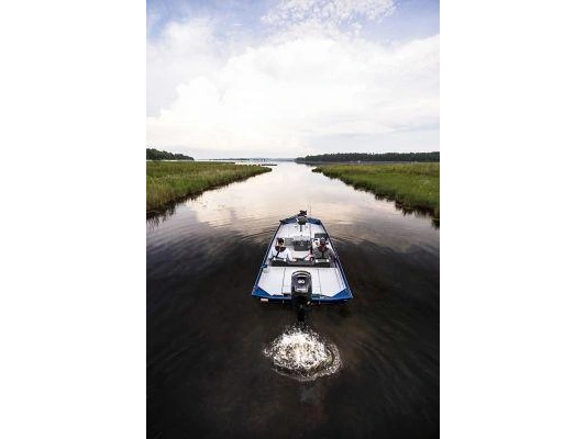 Lund 1870 Predator 1870 Predator tiller 2024 alt