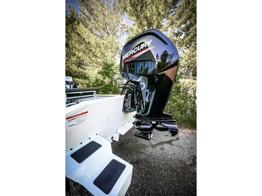 Lund 1870 Predator 1870 Predator tiller 2024 alt