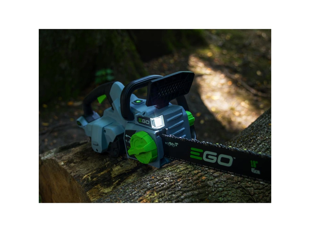 EGO Scie à Chaîne 18″ (Batt. G3 5 Ah et Chargeur Régul.) Scie à Chaîne 18″ (Batt. G3 5 Ah et Chargeur Régul.) CS1804 alt