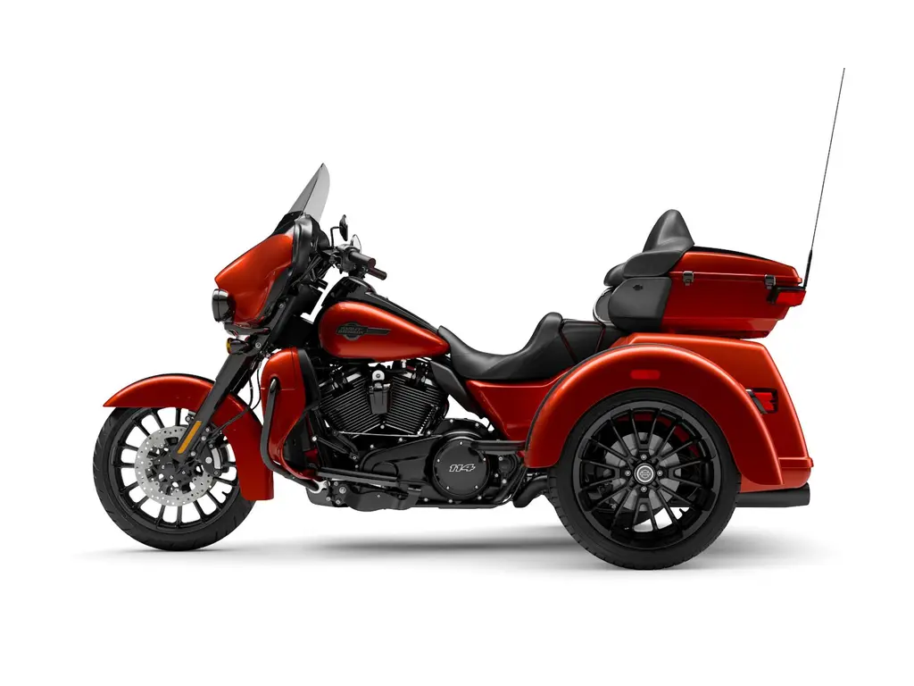 Harley-Davidson Tri Glide® Ultra Whiskey Fire/Vivid Black (Garniture en noir) 2025