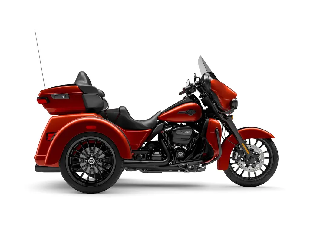 2025 Harley-Davidson Tri Glide® Ultra Whiskey Fire/Vivid Black (Black Finish)