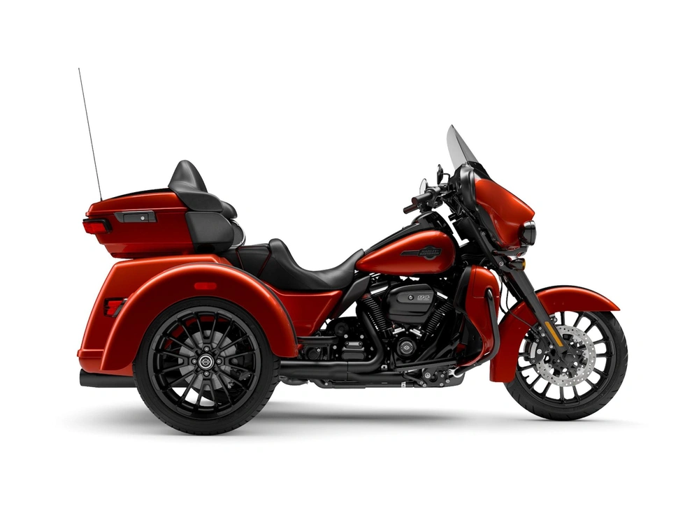 2025 Harley-Davidson Tri Glide® Ultra Tri Glide® Ultra Whiskey Fire/Vivid Black (Black Finish) alt