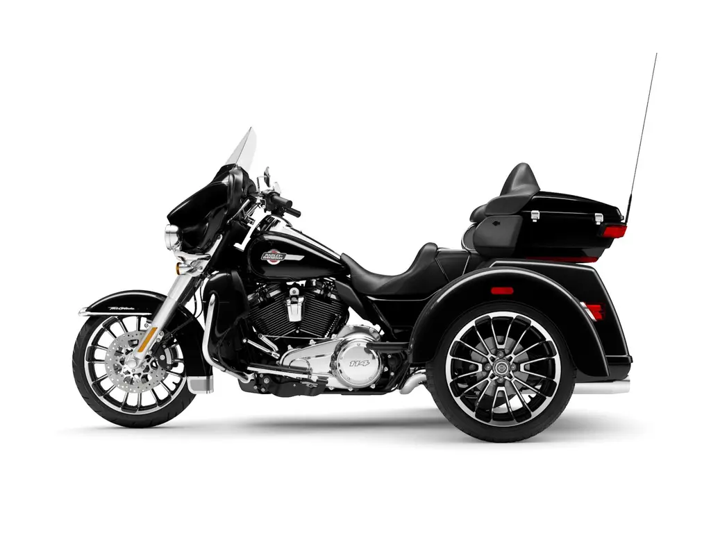 Harley-Davidson Tri Glide® Ultra Vivid Black (Garniture en chrome) 2025
