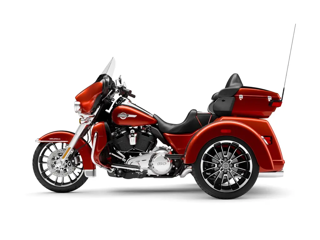 Harley-Davidson Tri Glide® Ultra Whiskey Fire/Vivid Black (Garniture en chrome) 2025