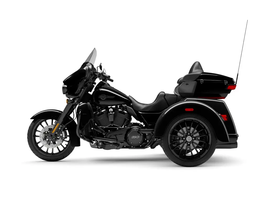 2025 Harley-Davidson Tri Glide® Ultra Vivid Black (Black Finish)