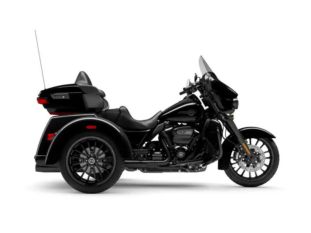 2025 Harley-Davidson Tri Glide® Ultra Vivid Black (Black Finish)