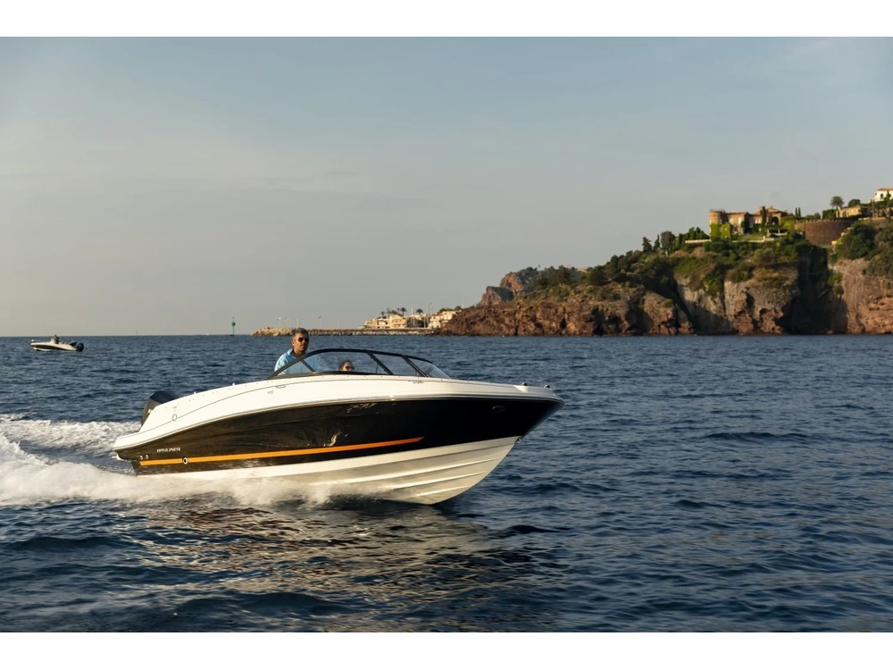 2025 Bayliner VR5 OUTBOARD VR5 OUTBOARD Blue Hull Sides (White Bottom) alt