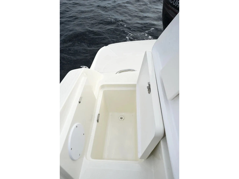 2025 Bayliner VR5 VR5 Blue Hull Sides (White Bottom) alt