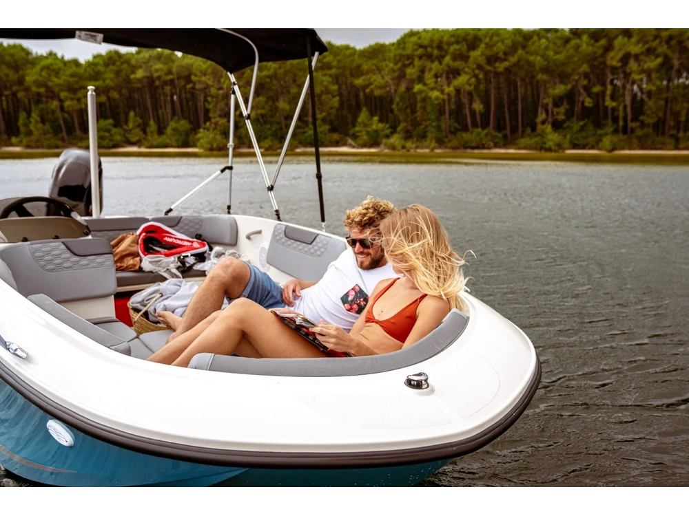 2025 Bayliner M15 M15 Kingfisher Blue Hull alt