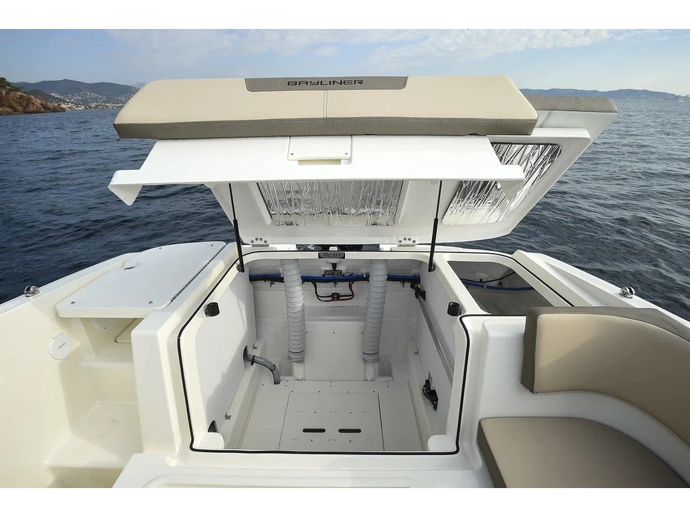 2025 Bayliner VR5 VR5 Blue Hull Sides (White Bottom) alt