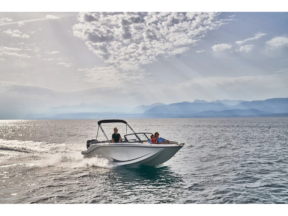 2025 Bayliner M19 M19 Solid White Hull alt