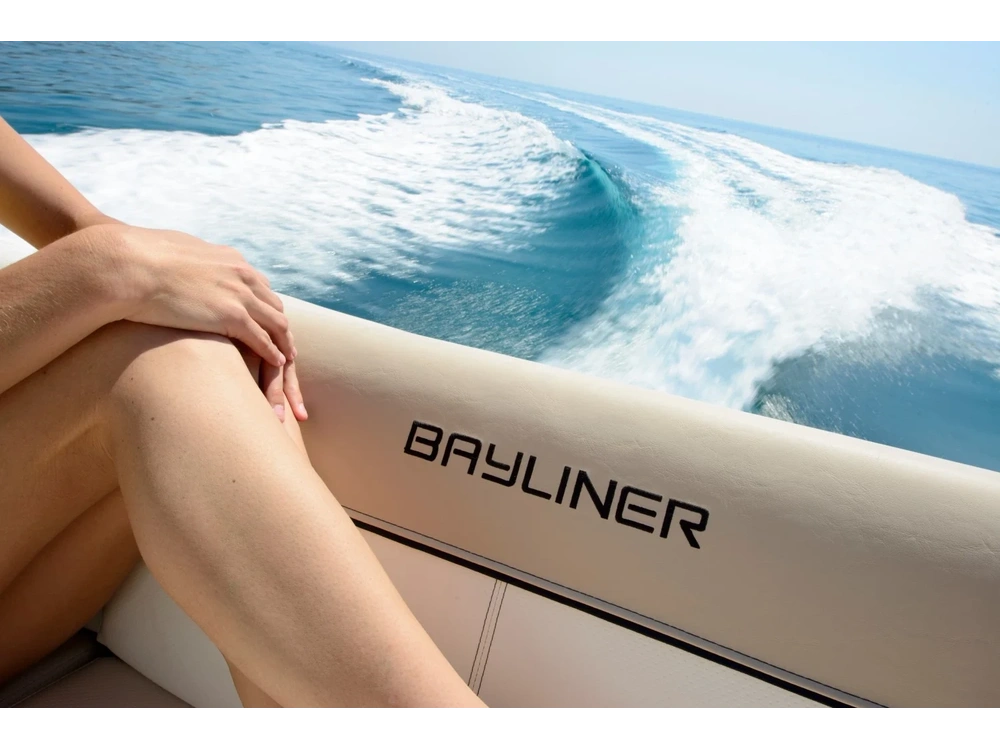 2025 Bayliner 742R 742R Black Hull Sides (White Bottom) alt