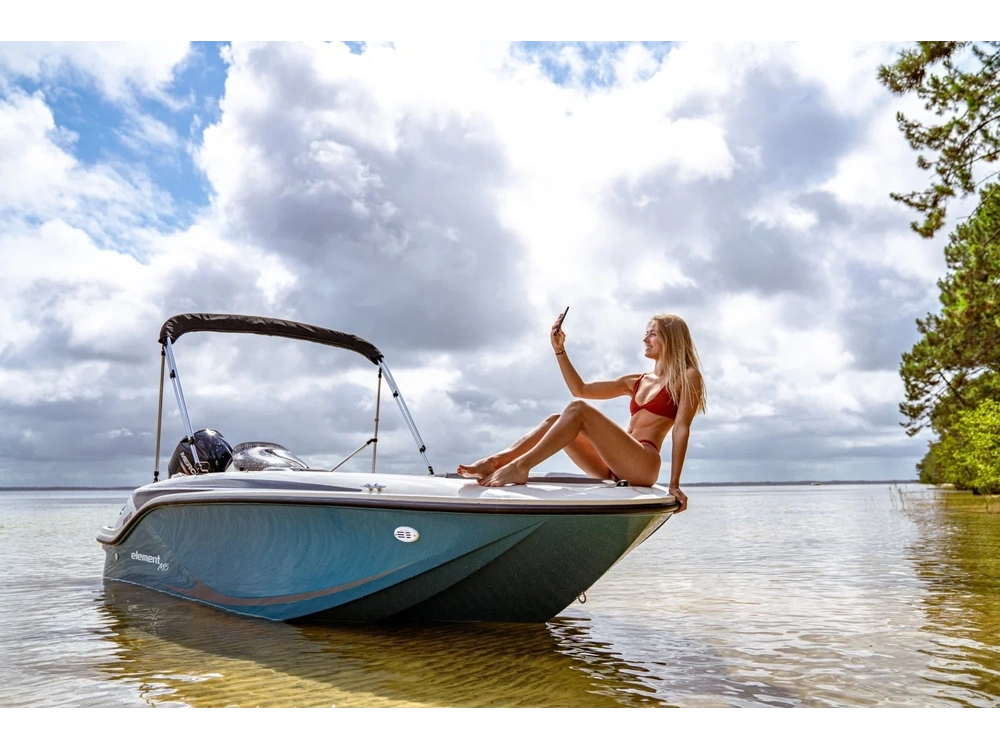 2025 Bayliner M15 M15 Kingfisher Blue Hull alt