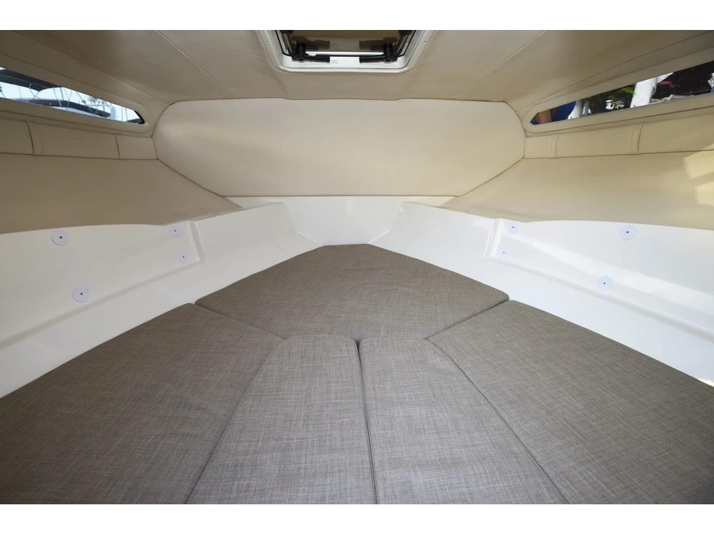 2025 Bayliner VR5 CUDDY OUTBOARD VR5 CUDDY OUTBOARD Blue Hull Sides (White Bottom) alt