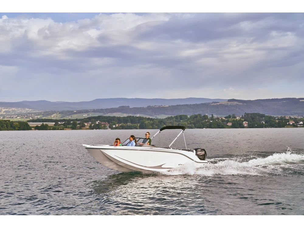 Bayliner M19 M19 Solid White Hull 2025 alt