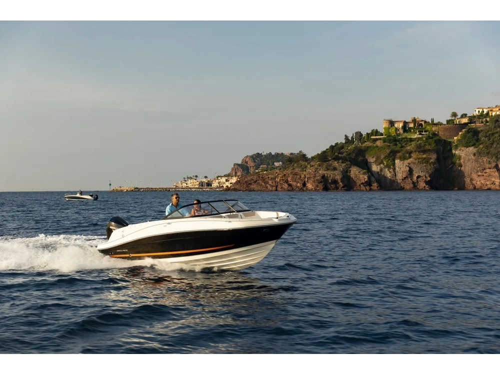 Bayliner VR5 OUTBOARD VR5 OUTBOARD Blue Hull Sides (White Bottom) 2025 alt