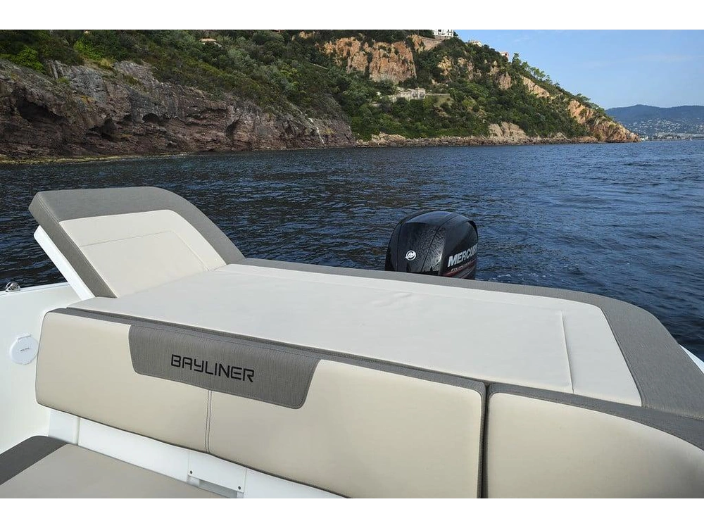 2025 Bayliner VR5 VR5 Blue Hull Sides (White Bottom) alt