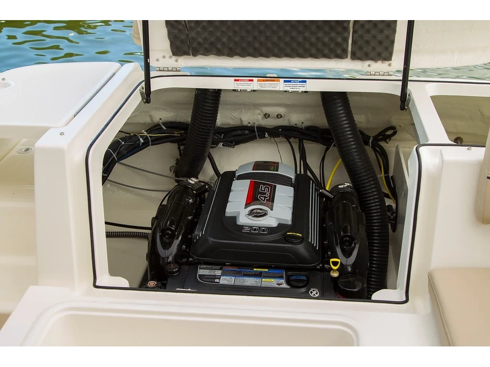 2025 Bayliner VR6 VR6 Blue Hull Sides (White Bottom) alt