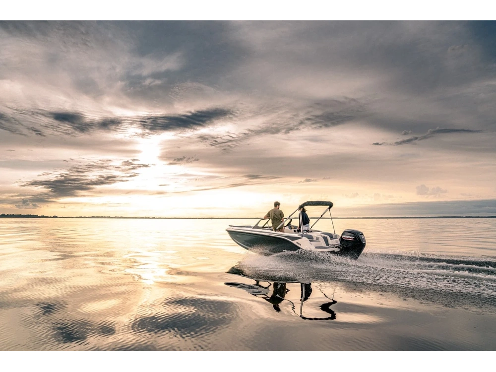 Bayliner M17 M17 Kingfisher Blue Hull 2025 alt