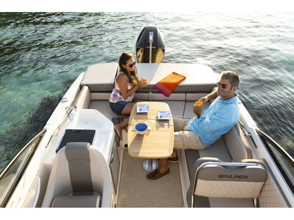 Bayliner VR6 CUDDY VR6 CUDDY Blue Hull Sides (White Bottom) 2025 alt