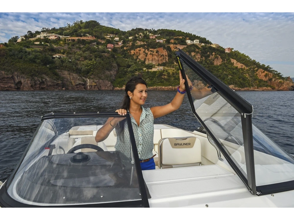 2025 Bayliner VR5 CUDDY OUTBOARD VR5 CUDDY OUTBOARD Blue Hull Sides (White Bottom) alt