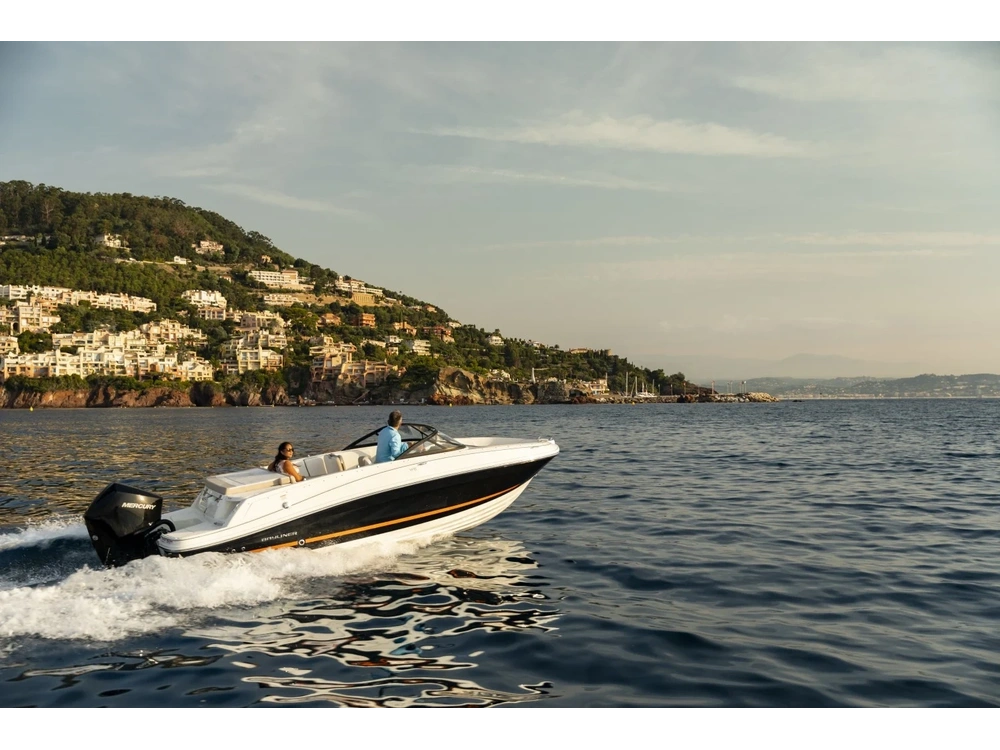 Bayliner VR5 OUTBOARD VR5 OUTBOARD Blue Hull Sides (White Bottom) 2025 alt