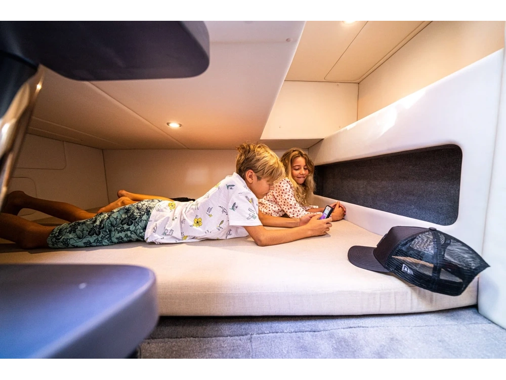 Bayliner CIERA 8 CIERA 8 Blue Hull Sides (White Bottom) 2025 alt