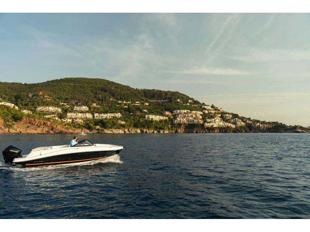 2025 Bayliner VR5 OUTBOARD VR5 OUTBOARD Blue Hull Sides (White Bottom) alt