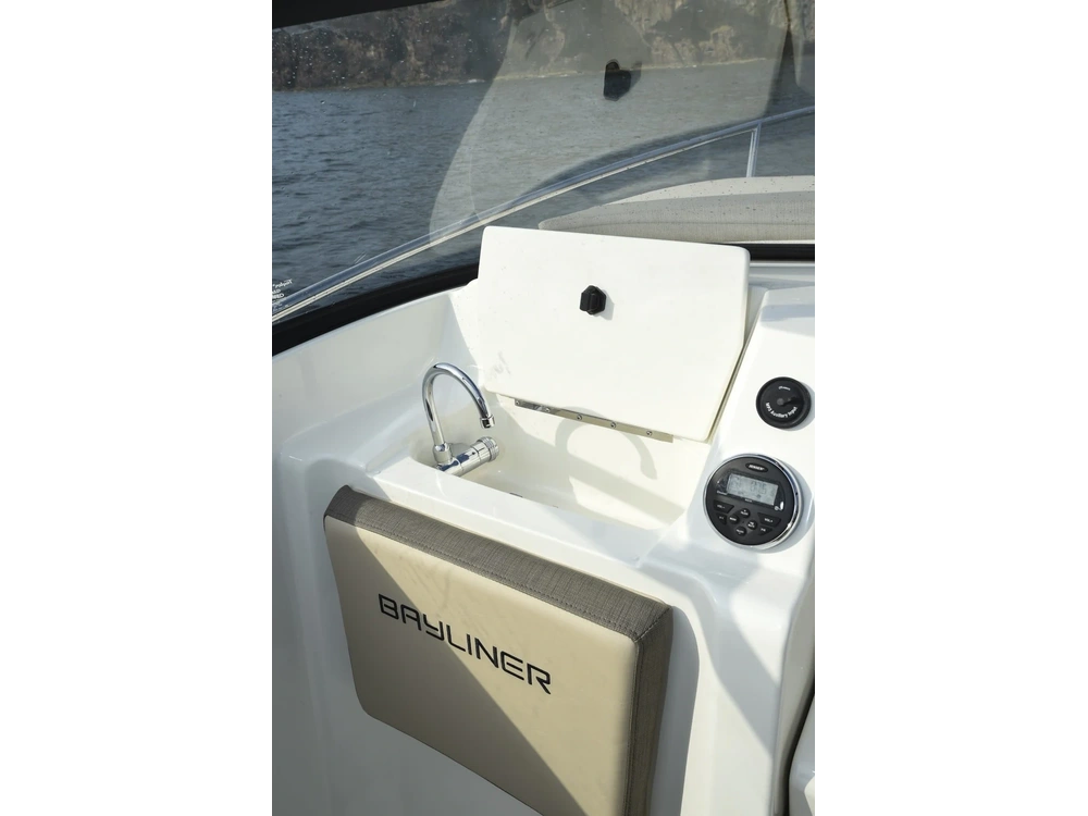 Bayliner VR5 CUDDY VR5 CUDDY Blue Hull Sides (White Bottom) 2025 alt