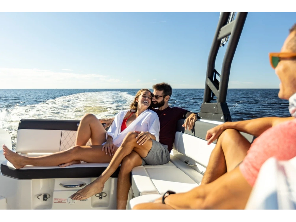 Bayliner DX2250 DX2250 Blue Hull Sides (White Bottom) 2025 alt