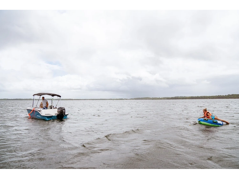 2025 Bayliner M15 M15 Kingfisher Blue Hull alt