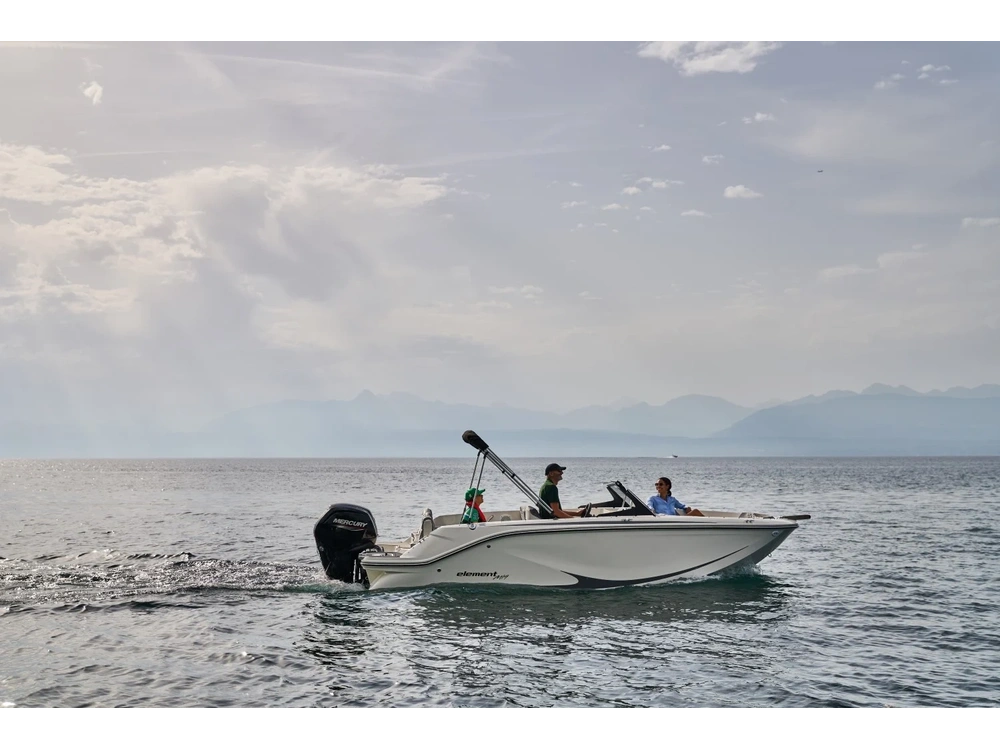 Bayliner M19 M19 Solid White Hull 2025 alt