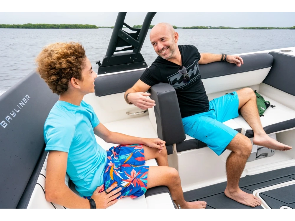 Bayliner DX2050 DX2050 Blue Hull Sides (White Bottom) 2025 alt