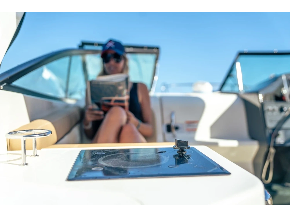 Bayliner CIERA 8 CIERA 8 Blue Hull Sides (White Bottom) 2025 alt