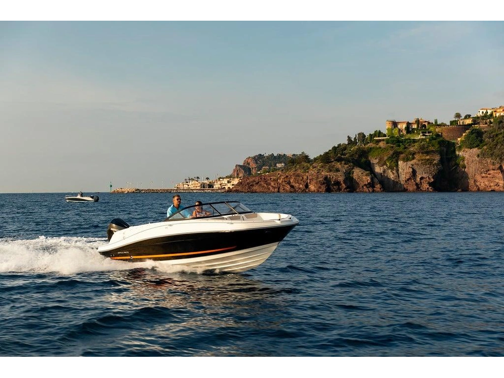 2025 Bayliner VR5 VR5 Blue Hull Sides (White Bottom) alt