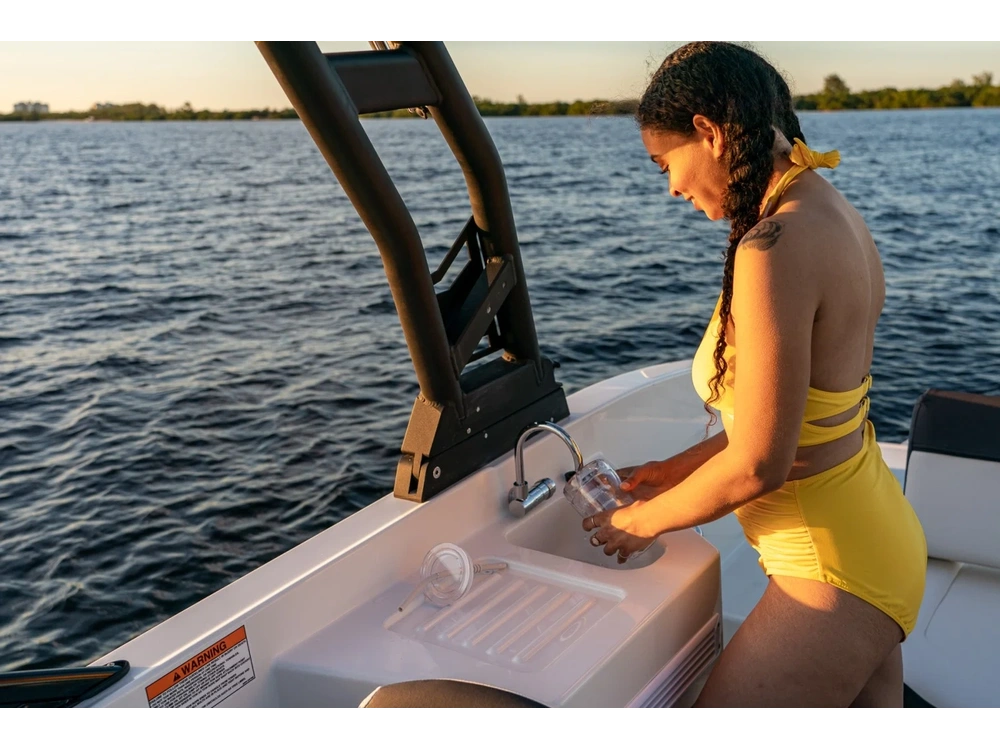 Bayliner DX2250 DX2250 Blue Hull Sides (White Bottom) 2025 alt