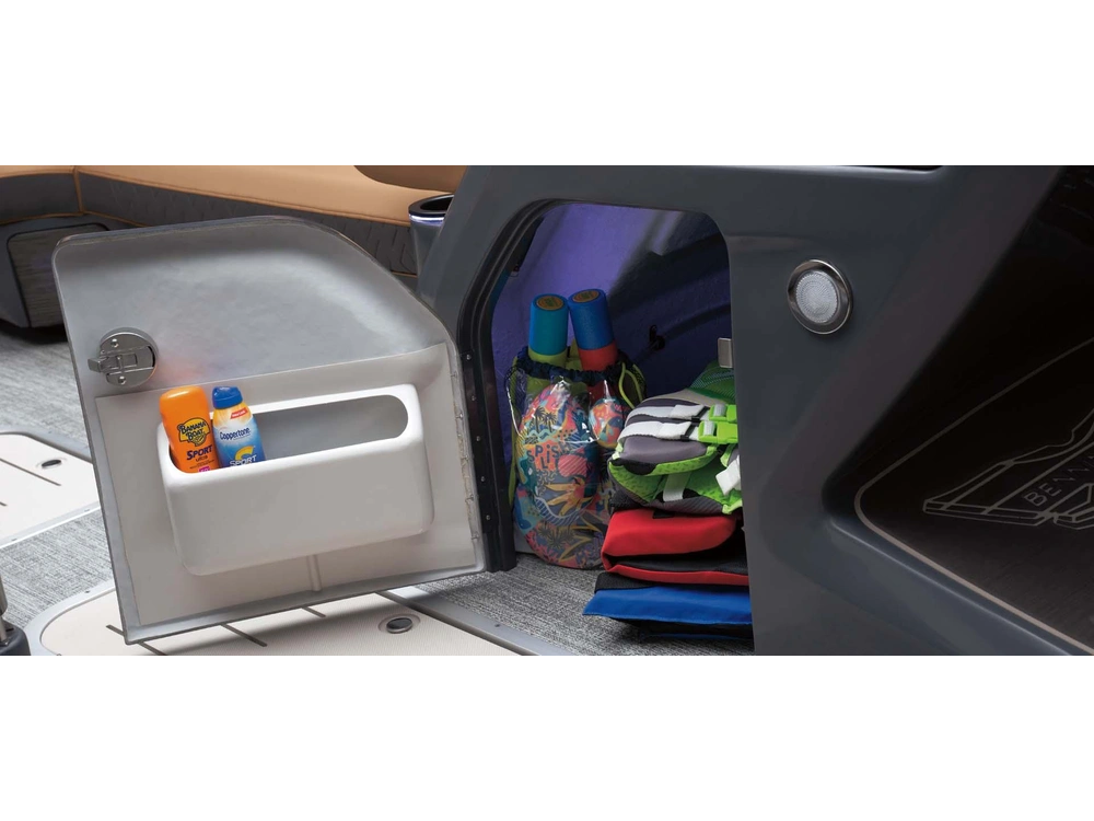 Bennington Marine M Line 22 M Fastback Quad Bench 2025 alt