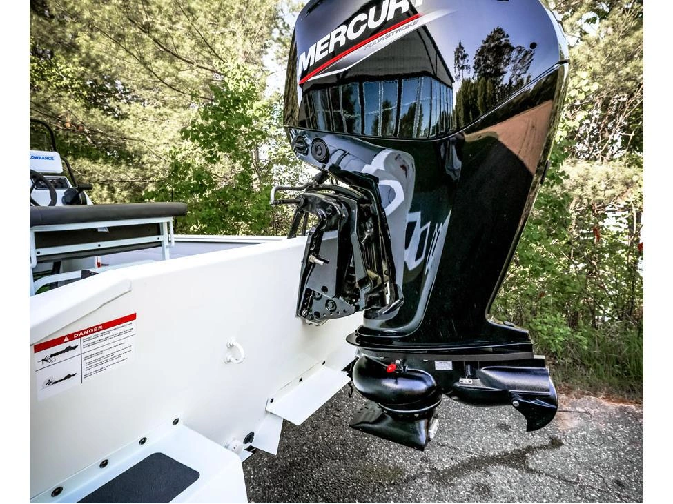 2025 Lund 1870 Predator 1870 Predator Tiller alt