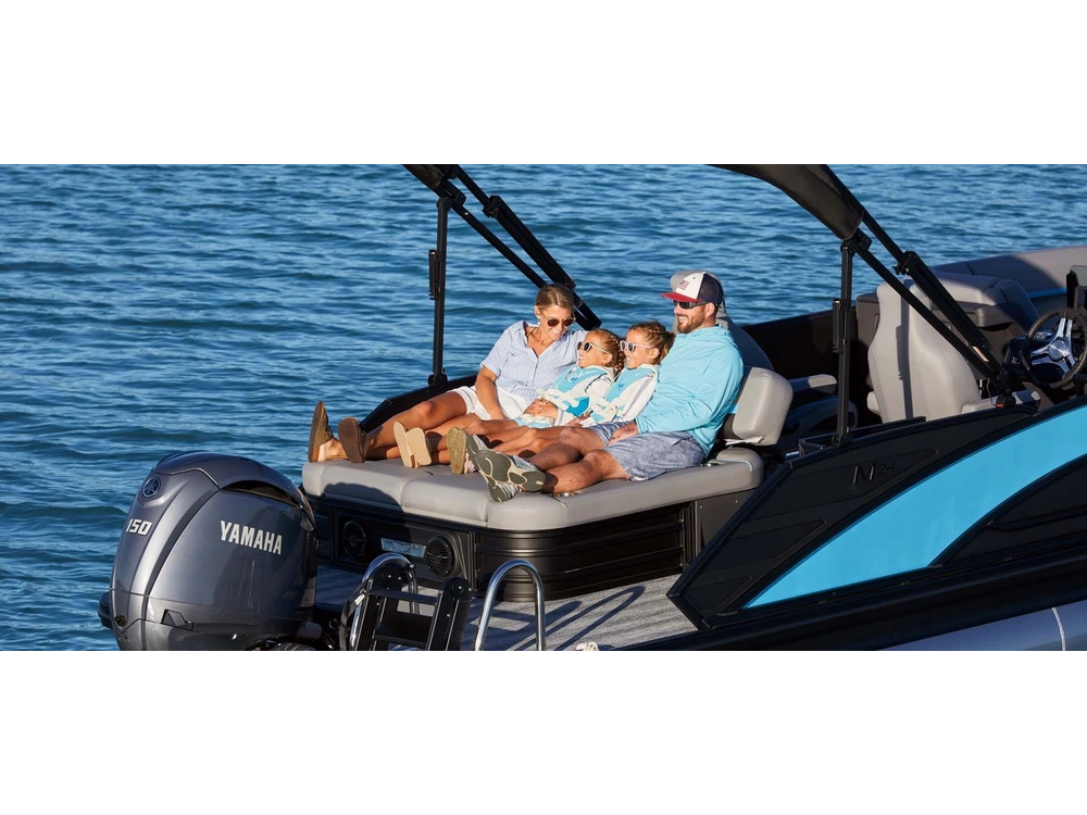 Bennington Marine M Line 22 M Fastback Quad Bench 2025 alt