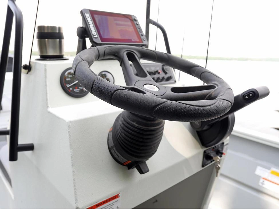 2025 Lund 1870 Predator 1870 Predator Tiller alt