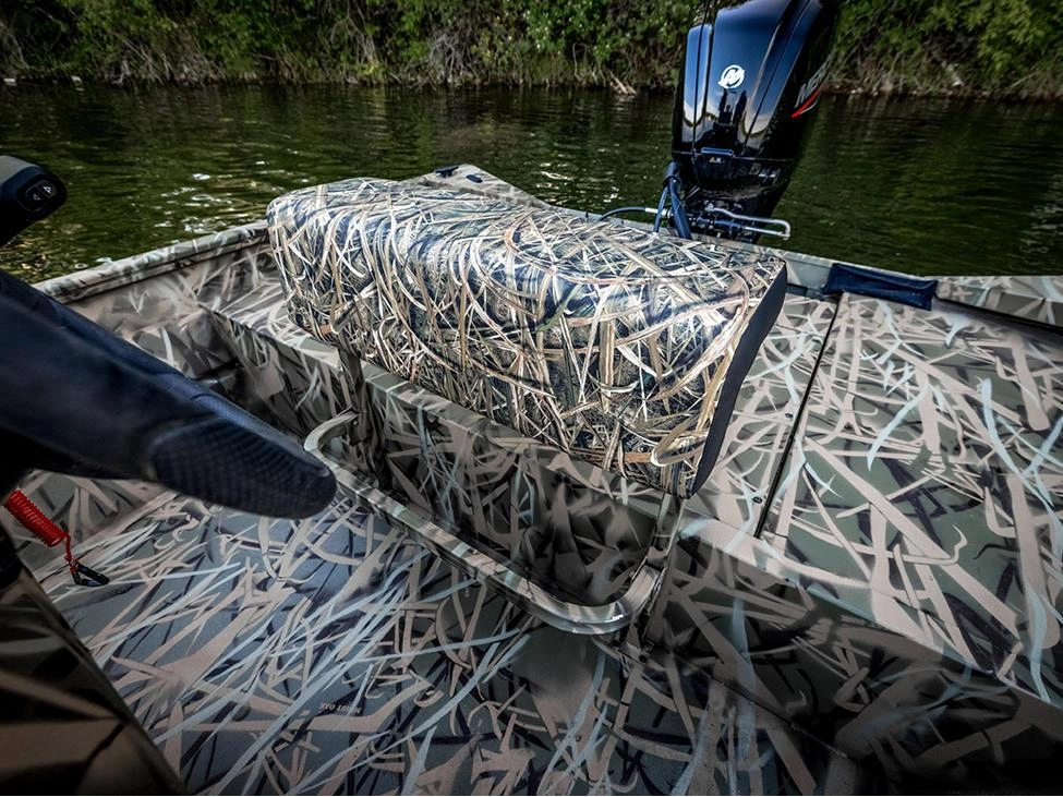 2025 Lund 1870 Predator 1870 Predator Tiller alt