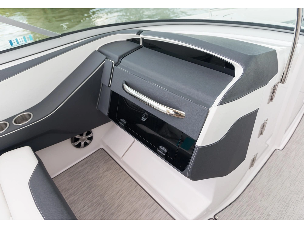 Regal 3300 3300 2025 alt