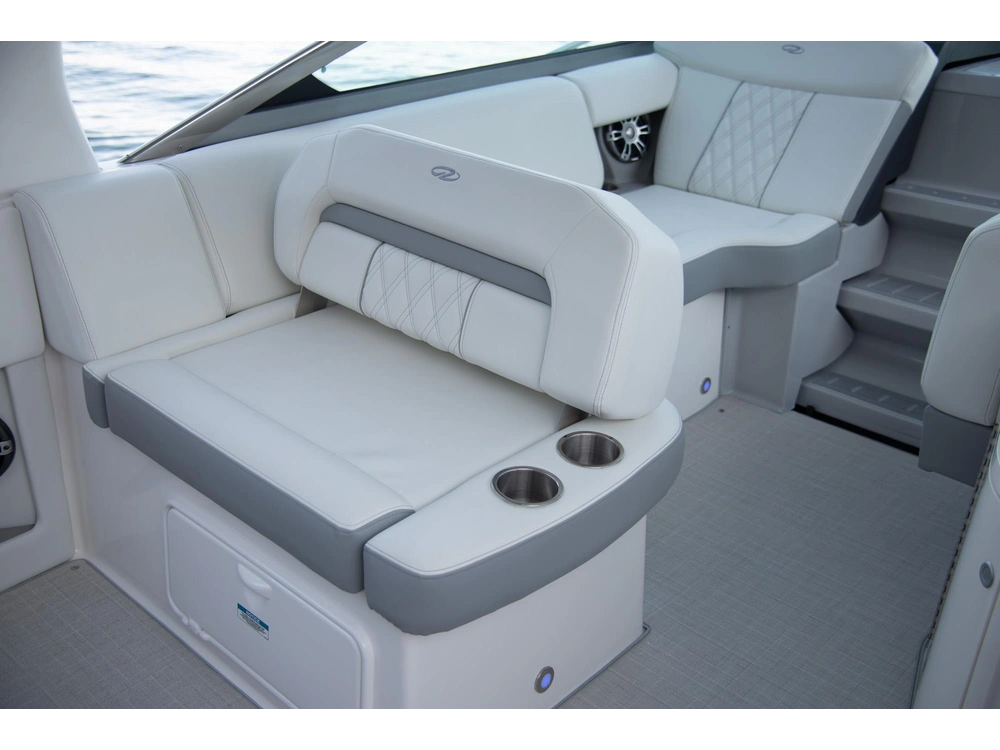 Regal 33 Express 33 Express 2025 alt