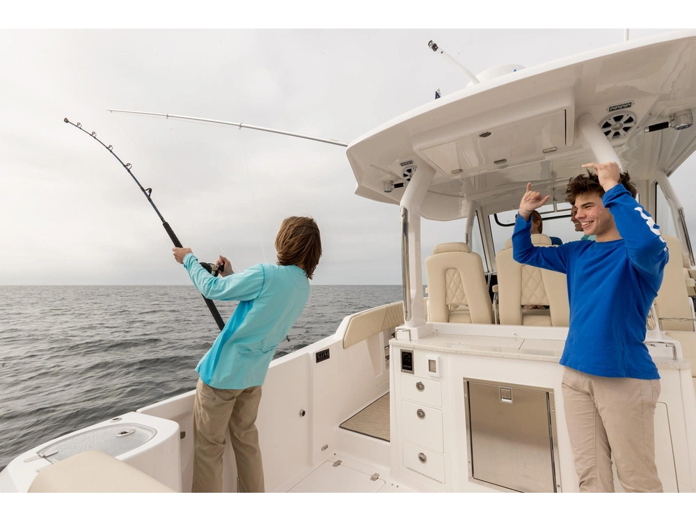 Regal 33 SAV 33 SAV 2025 alt