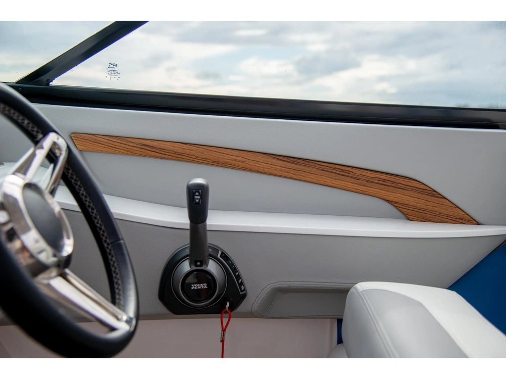 Regal LS9 Surf LS9 Surf 2025 alt