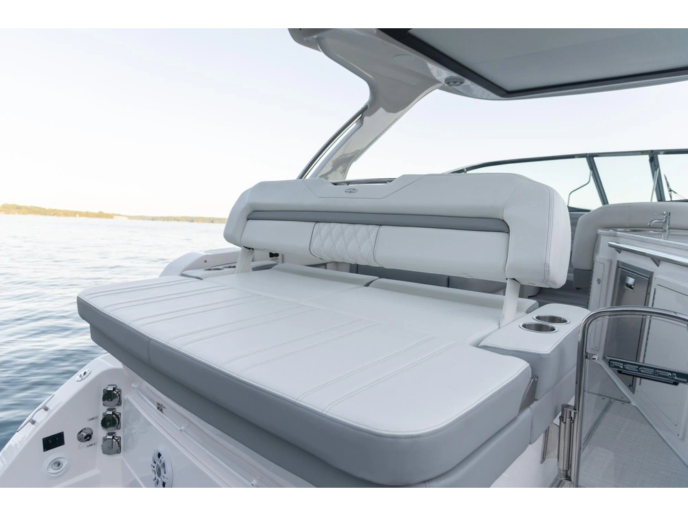 Regal 33 Express 33 Express 2025 alt