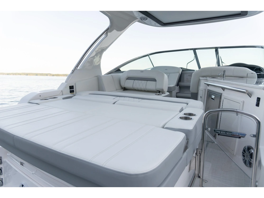 Regal 33 Express 33 Express 2025 alt