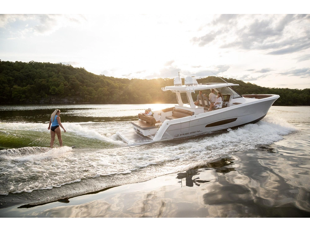Regal 38 Surf 38 Surf 2025 alt