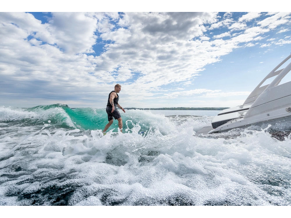 Regal LS2 Surf LS2 Surf 2025 alt